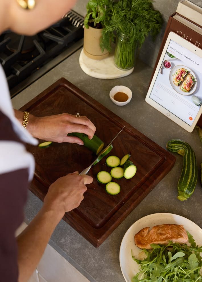 Préparation d'un repas sain : courgettes tranchées, saumon et roquette